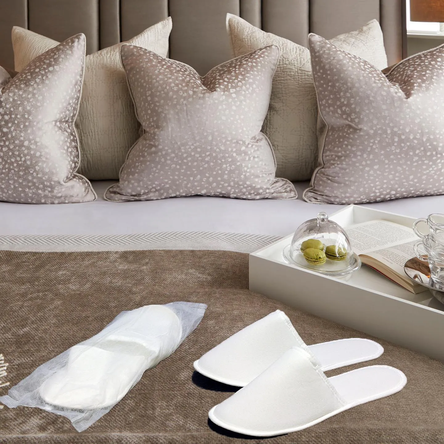 Chochili 500 Pairs Fabric Packed Terry Cotton Disposable Bulk Hotel Slippers for Airbnb Spa Wedding Guests Adult Men Women Size 10-11, White