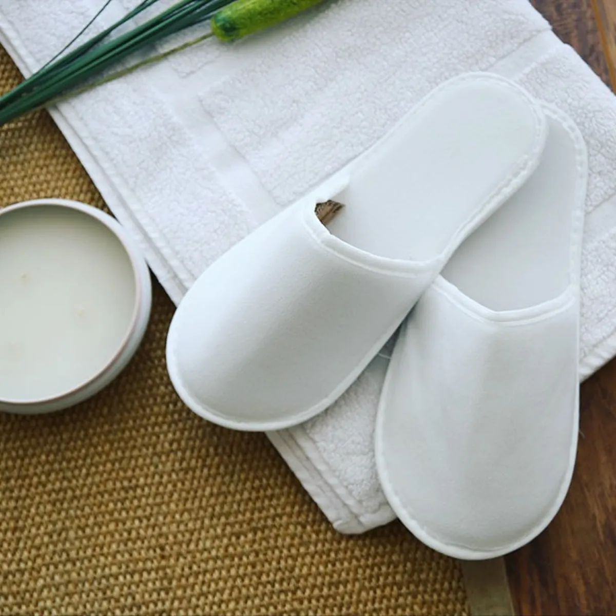 Chochili 500 Pairs Fabric Packed Terry Cotton Disposable Bulk Hotel Slippers for Airbnb Spa Wedding Guests Adult Men Women Size 10-11, White